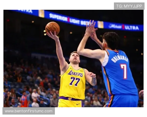 雷霆大胜湖人43分 SGA砍28+7+7东契奇伤退